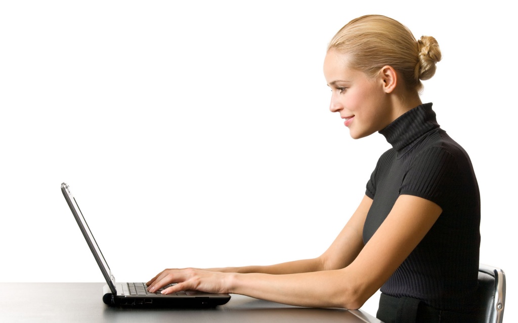Политика конфиденциальности интернет-магазина CLAPS - девушка, сидя за компьютером, делает заказ в магазине через интернет и оставляет свои данные на защищенном сайте интернет-магазина.